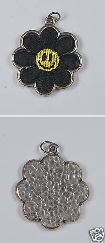 VINTAGE SILVER TONE SMILEY FACE DAISY PATCH CHARM