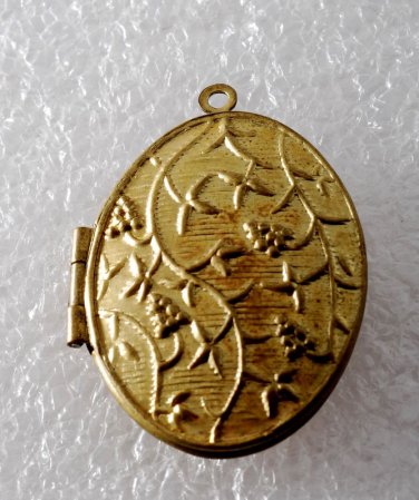 Vintage Oval Locket Raw Brass Vines 23x29mm Pendant Jewelry Making
