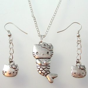 Silver Tone HELLO KITTY Necklace & Earrings Set in Box