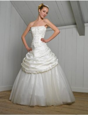 A-Line/Princess Strapless Chapel Train Organza wedding dress for brides 2010 Style(WDS0227)