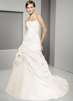 Attractive White A-line Strapless Sweep Taffeta Wedding Gown(y0918005)