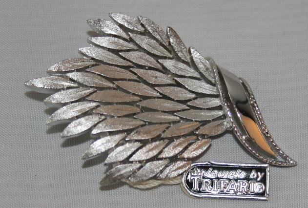 BROOCH (PIN): Trifari Vintage Women's Silver Multiple Leaves