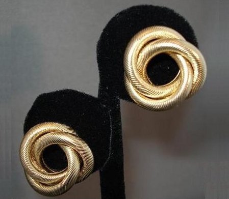 EARRINGS: Women's Goldtone Knot Clip On