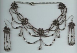 Flower pattern beaded Necklace set in rich plum