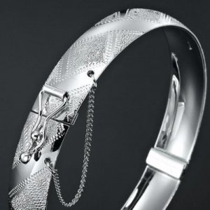 18 Ct WG Hinged Bangle (C120S-W)