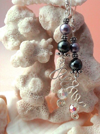 Handmade Free Form Wire Earring (Pearly Swirl)