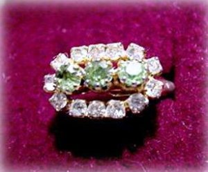Lovely Vintage Green & White Stone Ladies Ring