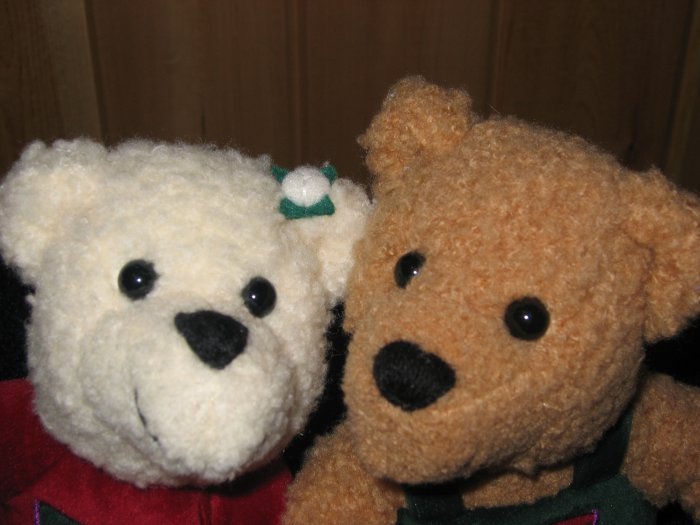 hallmark christmas kissing bears