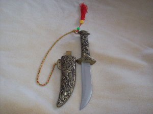 Knife with Metal Sheath and Great design (collectable )