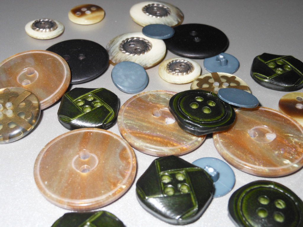 Elegant Formal Suit Jacket Coat Buttons Lot Various Motif Sizes Leather Look Iridescent Plastic Horn