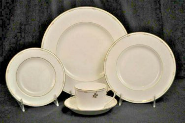 ROYAL DOULTON Fine Bone China Charms 5 Piece Place Setting Monique Lhuillier New
