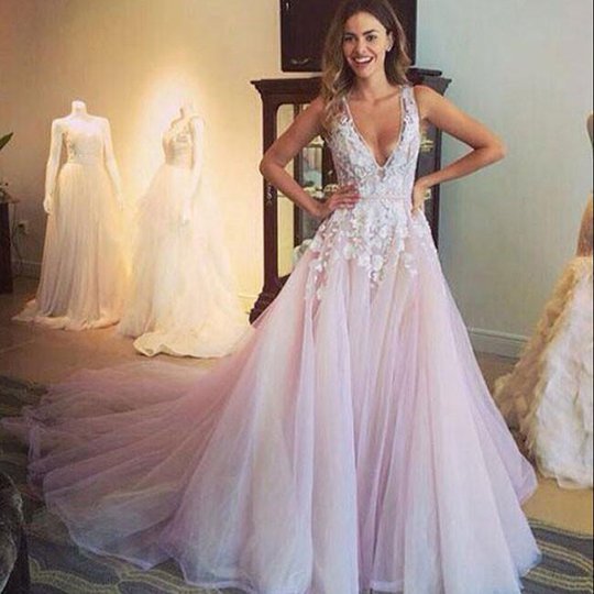 Chic Flower Appliqued Light Pink Wedding Dresses With Chapel Train Bridal Gown W26