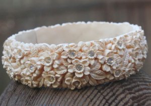 Beautiful Vintage Carved Rhinestone Bangle Bracelet