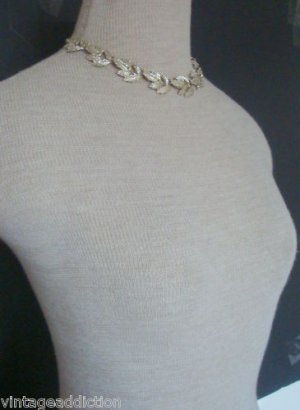 Charming  Vintage Silver Tone Leaf Choker Necklace