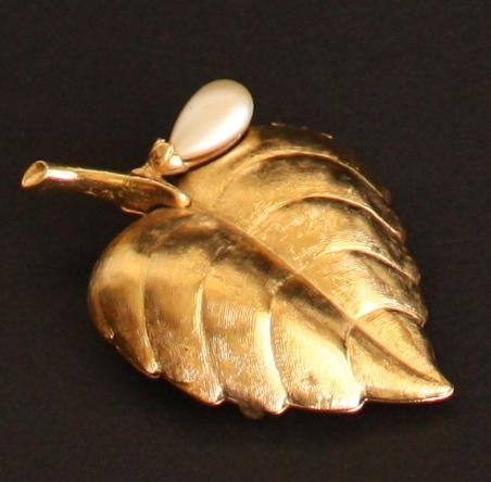 Vintage Gold Tone Leaf Faux Pearl Pin/Brooch