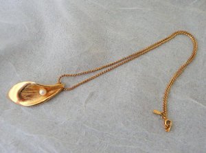 Charming Vintage Golden Leaf Pearl Pendant Necklace