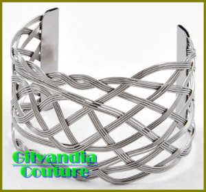 This couture boutique bracelet flaunts a rhodium cultivated finish and fine metal work.