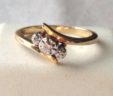 10K solid gold diamond ring w/ 3 stones   size 5.5  used