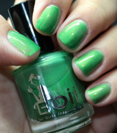 emerald on her hands - Boii Nail polish