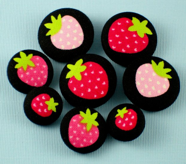 Strawberry Buttons for crafting and sewing - Fabric Covered Buttons - 8pcs