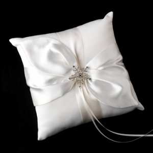 Ring Pillow 17 with Silver Clear Winter Snowflake Brooch 30326