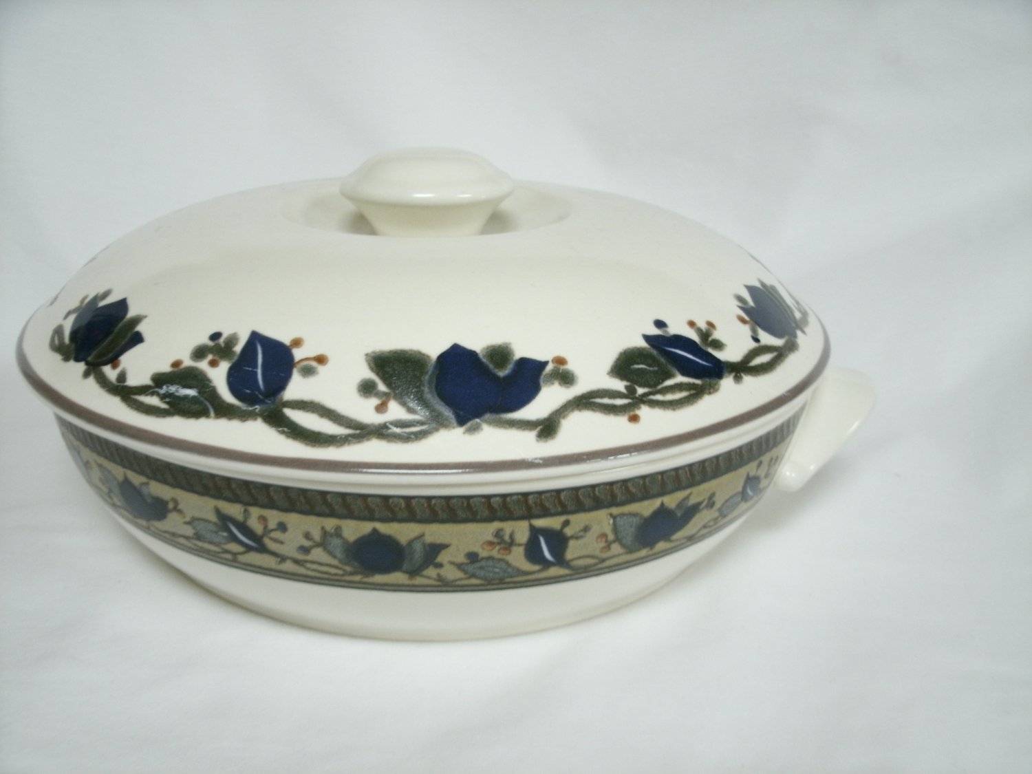Mikasa Intaglio Arabella Casserole With Lid Beige and Blue Stoneware ... Mikasa Intaglio Arabella Casserole With Lid Beige and Blue Stoneware ...
