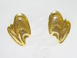 EA646 GORGEOUS GOLDEN PLATED CLIP ON EARRINGS 1.1 in.