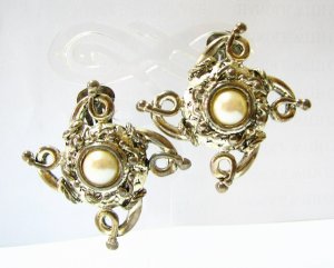 EA668 EXOTIC PEARL SILVERLY CLIP ON EARRINGS 2 in.