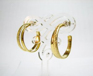 EA486 GOLDEN PLATED PIERCED EARRINGS 1.1 inches.