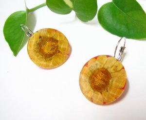 E718 CHRYSANTHEMUM CHARMING HOOK EARRINGS 1.3 in.
