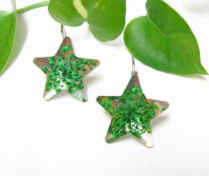 E730 CHARMING GREEN FLORAL STARS HOOK EARRINGS 1.2 in.