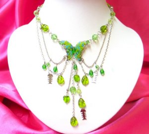 *FREE SHIPPING*NA886 DANGLE GREEN glass & beads BUTTERFLY STRINGS NECKLACE 18 in.