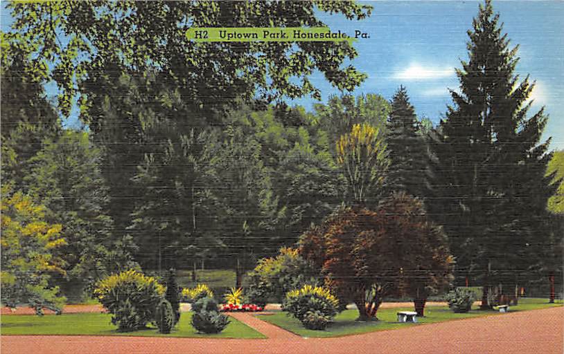 Honesdale, PA Postcard - Uptown Park (A754) Penna, Pennsylvania