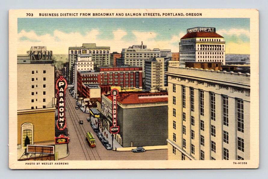 Portland Oregon Broadway, Salmon Streets - Theatres Postcard (eH459)