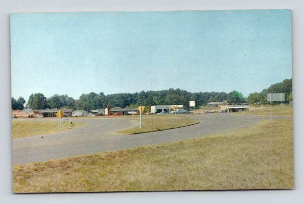 Henderson Texas Entering Traffic Circle -TX Postcard (P-151)