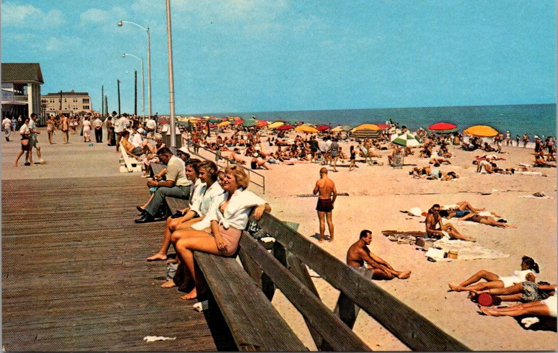 Rehoboth Beach Delaware Beach & Boardwalk, Bathers Postcard (T-29)