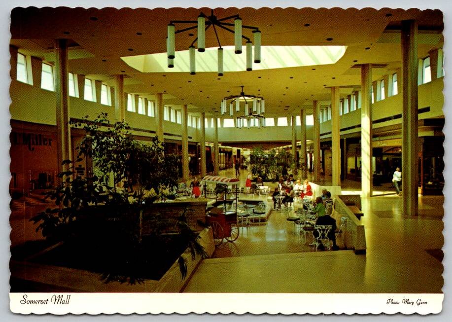 Troy Michigan Somerset Mall Postcard (ContD-23)
