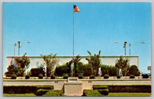 Rehoboth Beach Delaware Beautiful Fountains Postcard (Y-842)