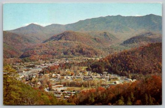 Gatlinburg Tennessee Business Section Mount Le Conte in Background Postcard (AA-169)