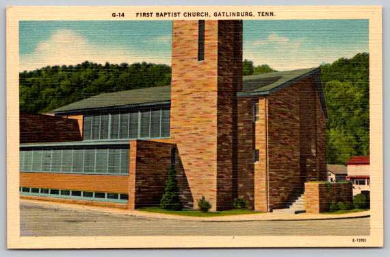 Gatlinburg Tennessee First Baptist Church Postcard (AA-449)