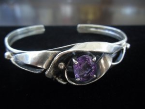 Vintage Silver Ribbon Design with Oval-Cut Amethyst Cuff