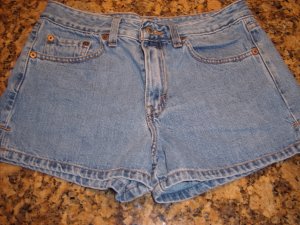 LEVI SHORTS SIZE 7 JR