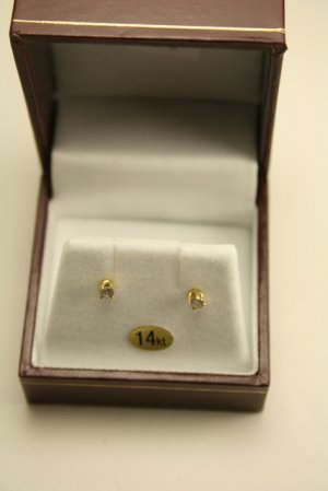 14KT Yellow Gold Diamond Stud Earrings