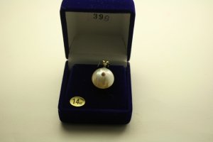 Ladies 14k Gold Pendant with Pearl
