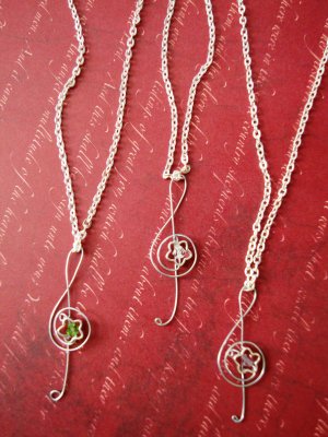 Treble Clef Swarovski Crystal pendant (w chain)