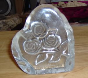 PRETTY ROSE PAPERWEIGHT