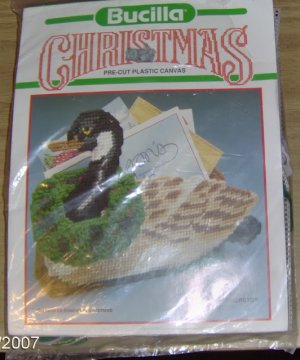 NICE BUCILLA CHRISTMAS CANADA GOOSE MAILHOLDER/DOORSTOP