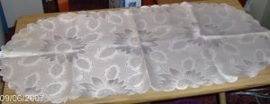 SILKY FLOWER TABLERUNNER - WHITE - NEW