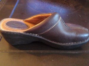 BRAND NEW BORN MULES / CLOGS BROWN LEATHER UPPER BEIGE STITCHING ON TOP SZ 10M