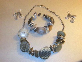 GREY BUTTON BRACELET